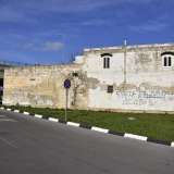 Non ci resta ora che perlustrare la zona. Ci imbattiamo subito in una bianca masseria abbandonata sulla quale qualche �writers� ha scritto frasi contro la polizia